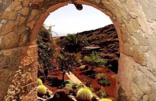 Macher Villa | Castillo Sophie - Sleep in a volcanic cave - Pet friendly