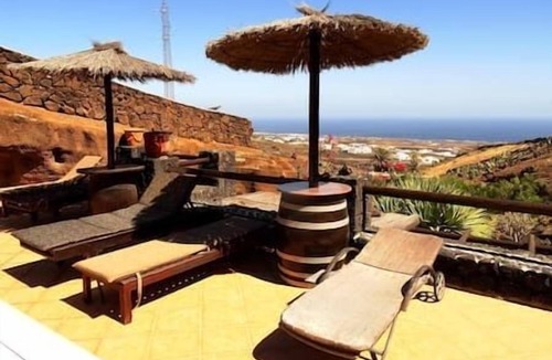 Macher Villa | Castillo Winni - Sleep in a volcanic cave - Pet friendly