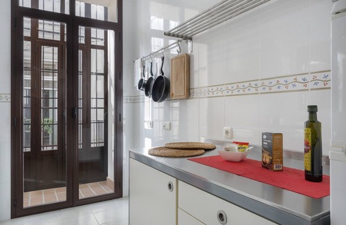 Jerez de la Frontera Old Town Apartment | Centrica Jerez Apartment with Shared Terrace, Wi-Fi, and Air Conditioning