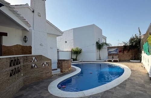 Punta Umbria Ski Chalet | Chalet con piscina y garaje privado al lado de la playa y del centro del pueblo.
