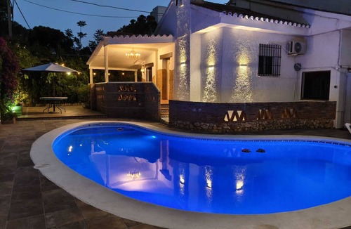 Punta Umbria Ski Chalet | Chalet con piscina y garaje privado al lado de la playa y del centro del pueblo.