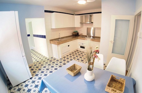 Isla Plana Ski Chalet | Chalet de Lujocasa Terracota con Piscina, 3 Cocinas, 6 Habitaciones y 6 Baños