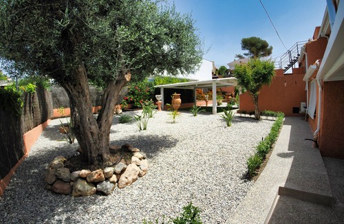 Isla Plana Ski Chalet | Chalet de Lujocasa Terracota con Piscina, 3 Cocinas, 6 Habitaciones y 6 Baños