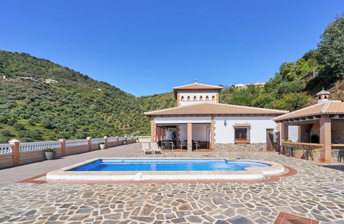 Sayalonga Villa | Chalet 'Villa Alejandro En Sayalonga' with Mountain View, Wi-Fi and Air Conditioning