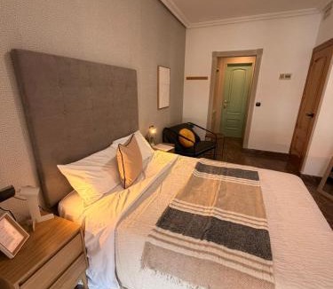 Benalua Apartment | Charming Ensuite Room Near Alicante City Center