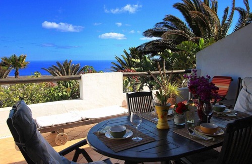 La Asomada Apartment | Charming flat with communal pool, terrace