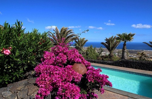 La Asomada Apartment | Charming flat with communal pool, terrace
