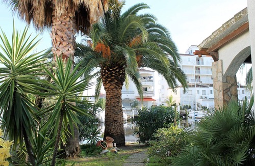 Santa Margarida Villa | Charming House by the Canal with Terrace - Roses