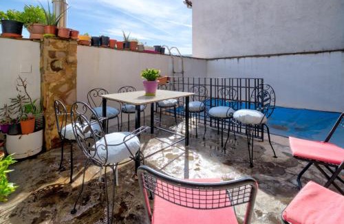 Puebla de Don Rodrigo Villa | Comfortable Villa in Puebla de Don Rodrigo with Private Pool
