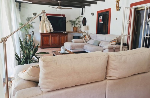 Rafal House | Comfortable Twin bed room located in the countryside with outdoor pool