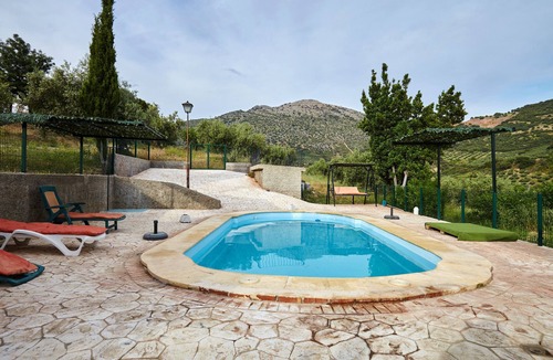 Castillo de Locubin Cottage | Cottage 'Majolero 1' with Mountain View, Wi-Fi and Air Conditioning