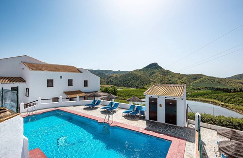 Almogia House | Country House 'El Granero' with Lake View, Shared Pool and Wi-Fi
