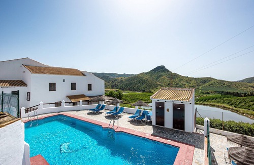 Almogia House | Country House 'El Granero' with Lake View, Shared Pool and Wi-Fi