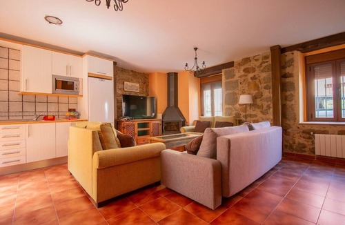 Fresnedilla House | Country House 'El Portalón De Fresnedilla' with Private Pool, Private Terrace and Wi-Fi