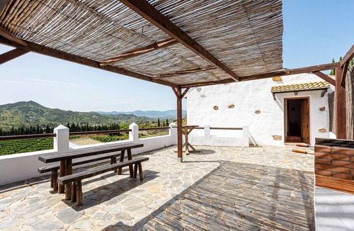 Almogia House | Country House 'La Cochera' with Lake View, Shared Pool and Wi-Fi