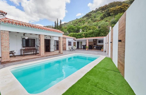 Casabermeja Villa | Cubo's Finca El Nogal de los Montes de Malaga