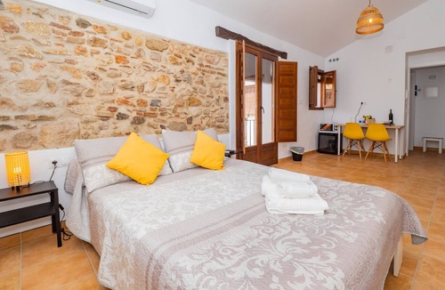 Cartama Bed & Breakfast | Cubo's La Casa del Arco Room Pajaro / free wifi / urban center