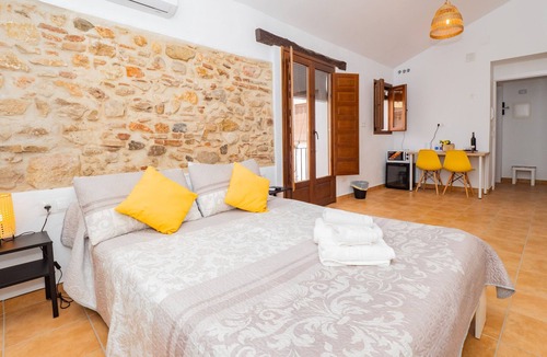 Cartama Bed & Breakfast | Cubo's La Casa del Arco Room Pajaro / free wifi / urban center