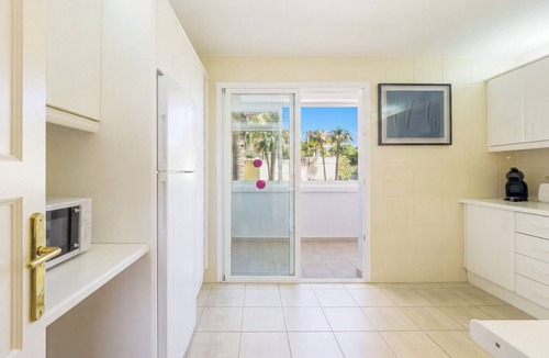 Elviria Apartment | Cubo's Luxury Golf Apartment Marbella & Parking/communal pool/golf/free wifi
