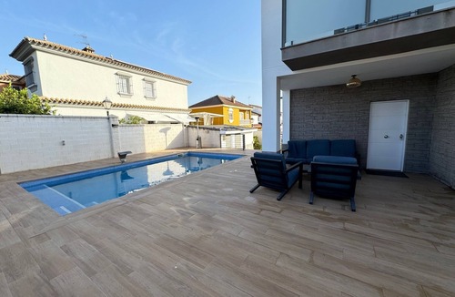 Tomares Ski Chalet | Detached villa