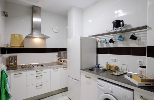 Doctor Barraquer-Grupo Renfe-Policlinico Apartment | Don Fadrique Macarena Apartment with Wi-Fi and Air Conditioning