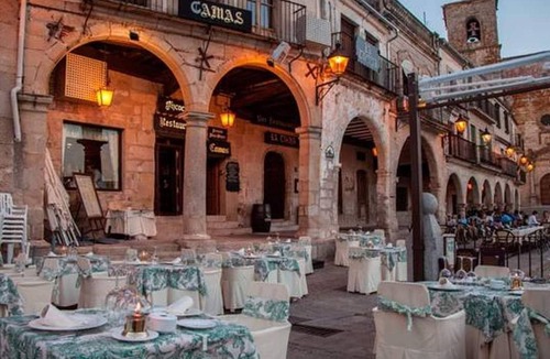 Trujillo Hotel | DOUBLE ROOM WITH BALCONY IN TRUJILLO'S MAIN SQUARE