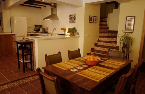 Alajar House | Elegante casa de 3 plantas en las afueras de la ciudad