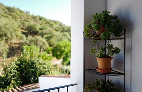 Alajar House | Elegante casa de 3 plantas en las afueras de la ciudad