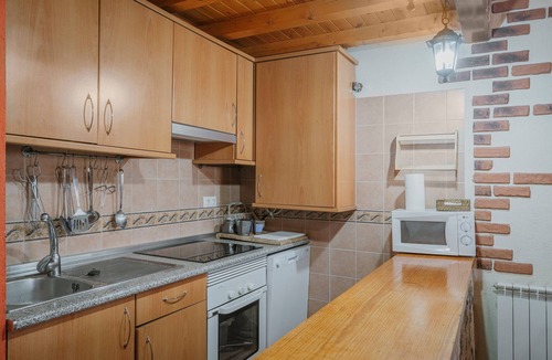 San Martin de la Vega del Al House | Rural House 'La Vega De Gredos' with Mountain Views, Private Terrace and Wi-Fi