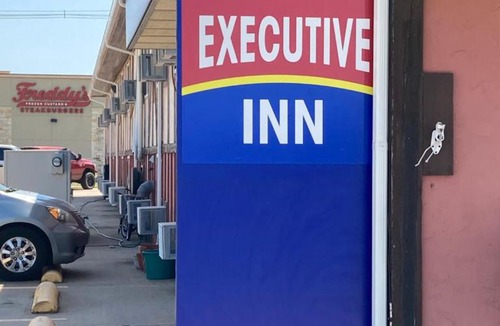 McPherson Hotel | Executive Inn
