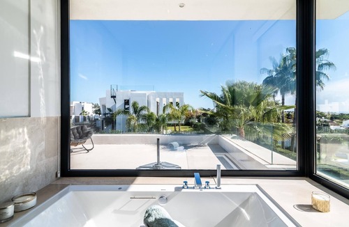 El Paraiso Villa | Extravagant 5-BDRM Villa - HEATED POOL & GYM