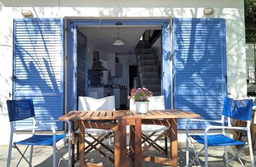 Melinta House | Floras Charming Waterfront Villa