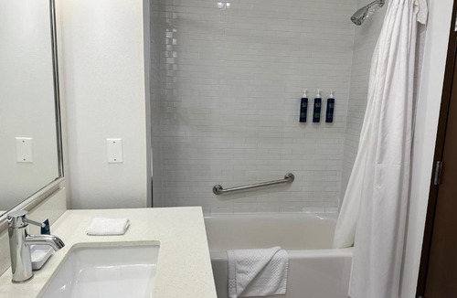 Southeast Edmonton Hotel | Four Points by Sheraton Edmonton Gateway