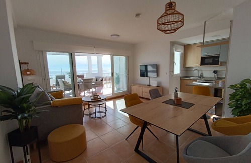 Vista de los Angeles-Rumina Apartment | Front Line Apartment with Sea Views, Fibre Internet, Lift & Communal Pool