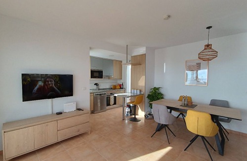 Vista de los Angeles-Rumina Apartment | Front Line Apartment with Sea Views, Fibre Internet, Lift & Communal Pool