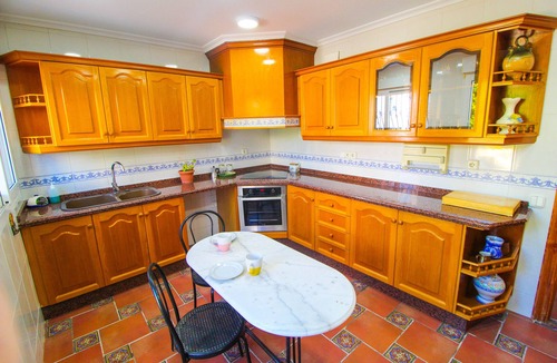 Alicante Ski Chalet | Great Villa, Sea Views, 20 Secs Walk to the Beach, Bbq, 9 People