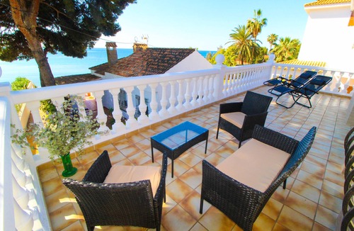 Alicante Ski Chalet | Great Villa, Sea Views, 20 Secs Walk to the Beach, Bbq, 9 People