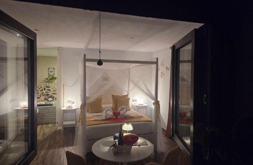 Villamiel Hotel | Habitación ideada para parejas con Jacuzzi, desayuno romántico y opción de cenas en su restaurante