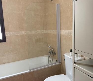 Tocina House | Habitación Triple con baño compartido SEVILLA DELUXE LOS ROSALES