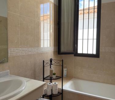 Tocina House | Habitación Triple con baño compartido SEVILLA DELUXE LOS ROSALES