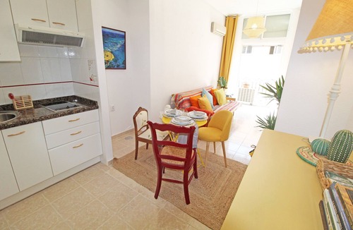 Alicante City Centre Apartment | Historic helmet. 3 mins walk from the beach. A/C Wifi