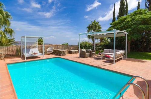 San Bartolome de Tirajana House | Holiday Home 'Villa Linda' with Mountain Views, Private Pool and Wi-Fi