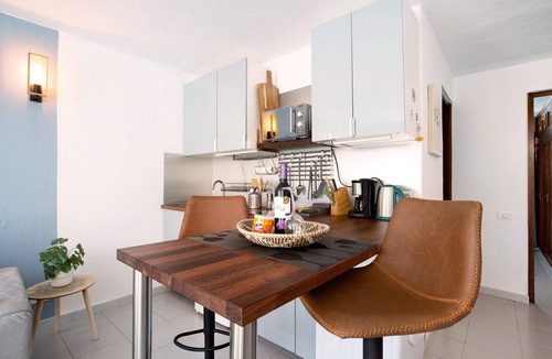 Castillo Caleta de Fuste Apartment | Holiday Apartment "Casa Vitamin Sea" with Mountain View, Terrace & Wi-Fi