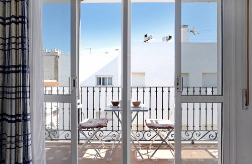 Conil de la Frontera City Center Apartment | Holiday Apartment "Mercedes Solo Familias" with Sea Views, Balcony and Wi-Fi