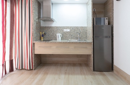Los Tilos Apartment | Holiday Apartment 'Loft a 3 minutos Bus y Tren' with A/C & Wi-Fi