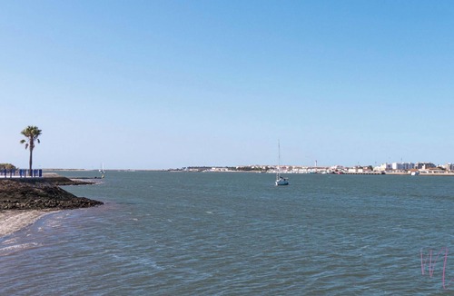 Ayamonte Apartment | Holiday Apartment "Luxury Doña Bella 1 A" with Shared Pool, Wi-Fi & Terrace