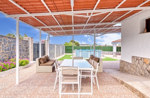Macastre Apartment | Holiday Apartment 'Violeta' with Mountain View, Wi-Fi and Air Conditioning