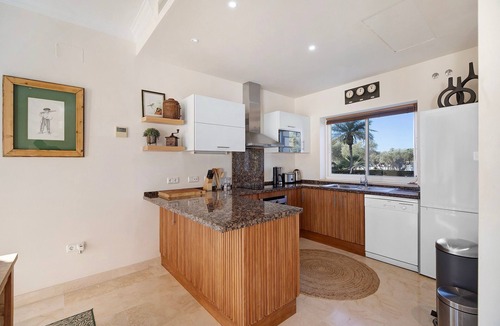 Arcos de la Frontera House | Holiday Home "2-Bedroom Townhouse" with Mountain Views, Shared Pool & Wi-Fi
