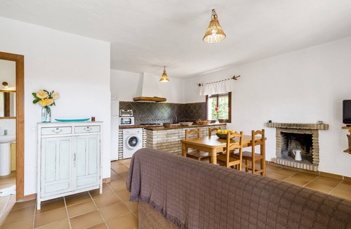 El Palmar House | Holiday Home 'El Algarrobo' with Shared Pool, Private Terrace & Wi-Fi