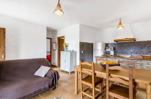 El Palmar House | Holiday Home 'El Algarrobo' with Shared Pool, Private Terrace & Wi-Fi